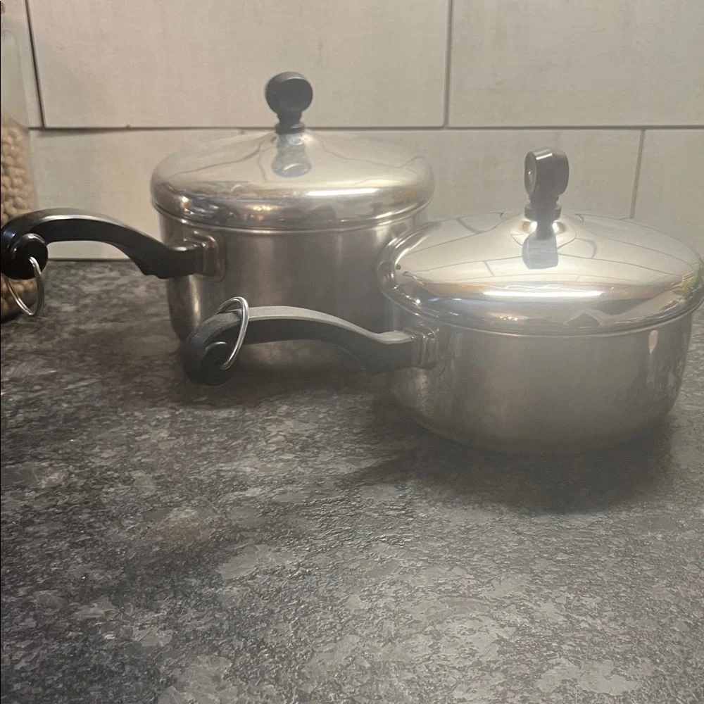 FARBERWARE 1-1/2 qt and 2qt Stainless Steel Saucepan Set. EXC CONDITION